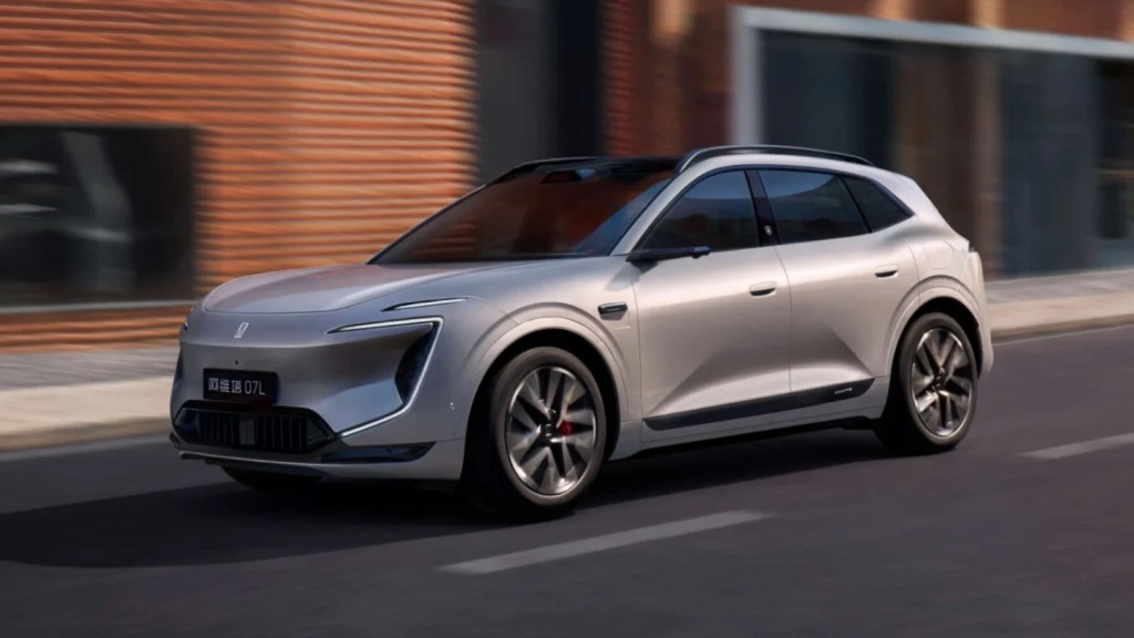 Avatr 07L pode virar acampamento móvel de quase 1.000 cv com camas e projetor