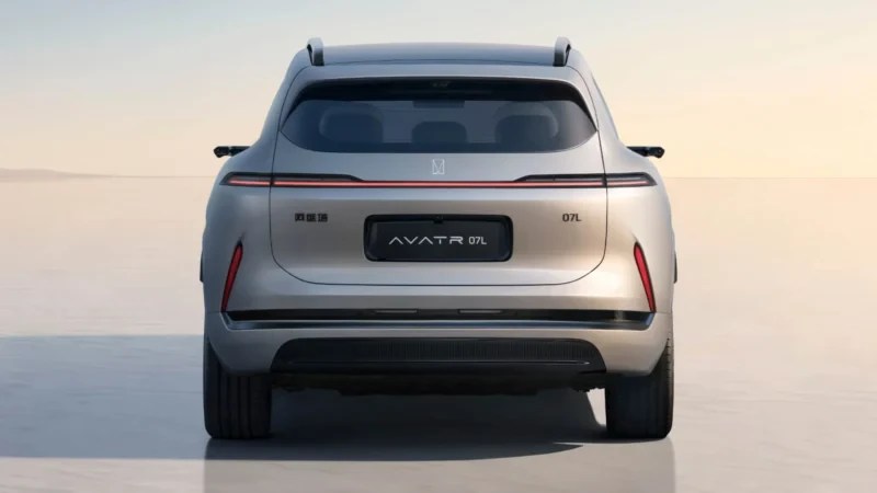Traseira de um SUV Avatr 07L prateado, com lanternas finas e horizontais, e o nome AVATR 07L na tampa do porta-malas, em um cenário desértico claro