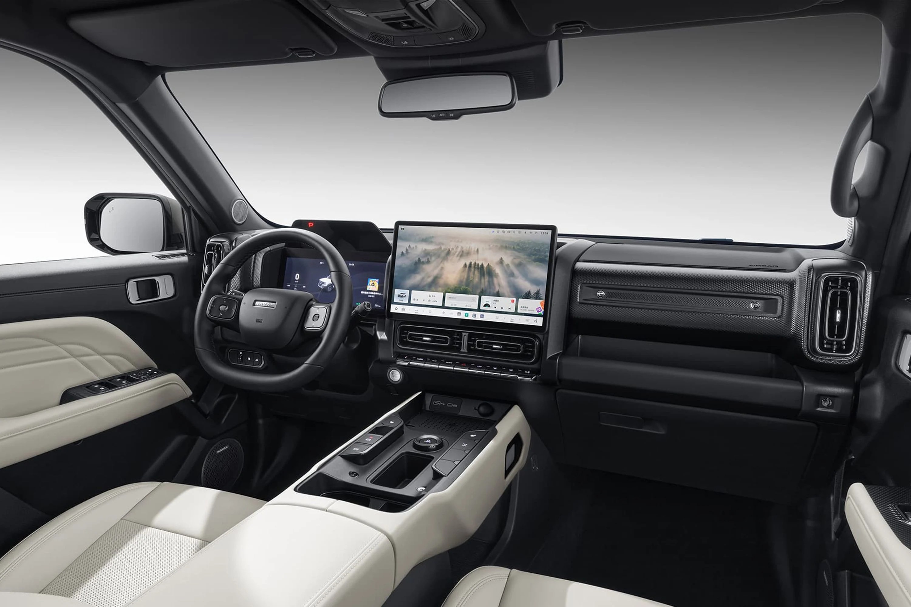 Interior de um carro moderno com bancos e detalhes das portas em couro bege claro, contrastando com o painel e volante pretos. Uma grande tela central exibe uma paisagem de floresta com neblina, e o volante tem botões de controle integrados. O console central possui botões e um seletor giratório.