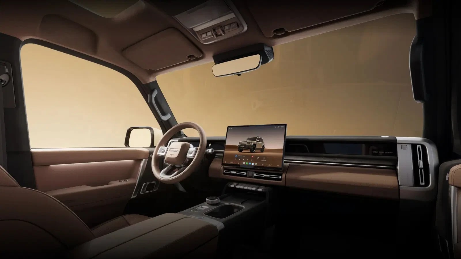 Interior de um carro moderno com estofamento marrom e painel escuro. Um volante bege e uma tela grande no centro do painel exibem um SUV branco em uma paisagem desértica. O para-brisa e as janelas laterais mostram um céu bege claro