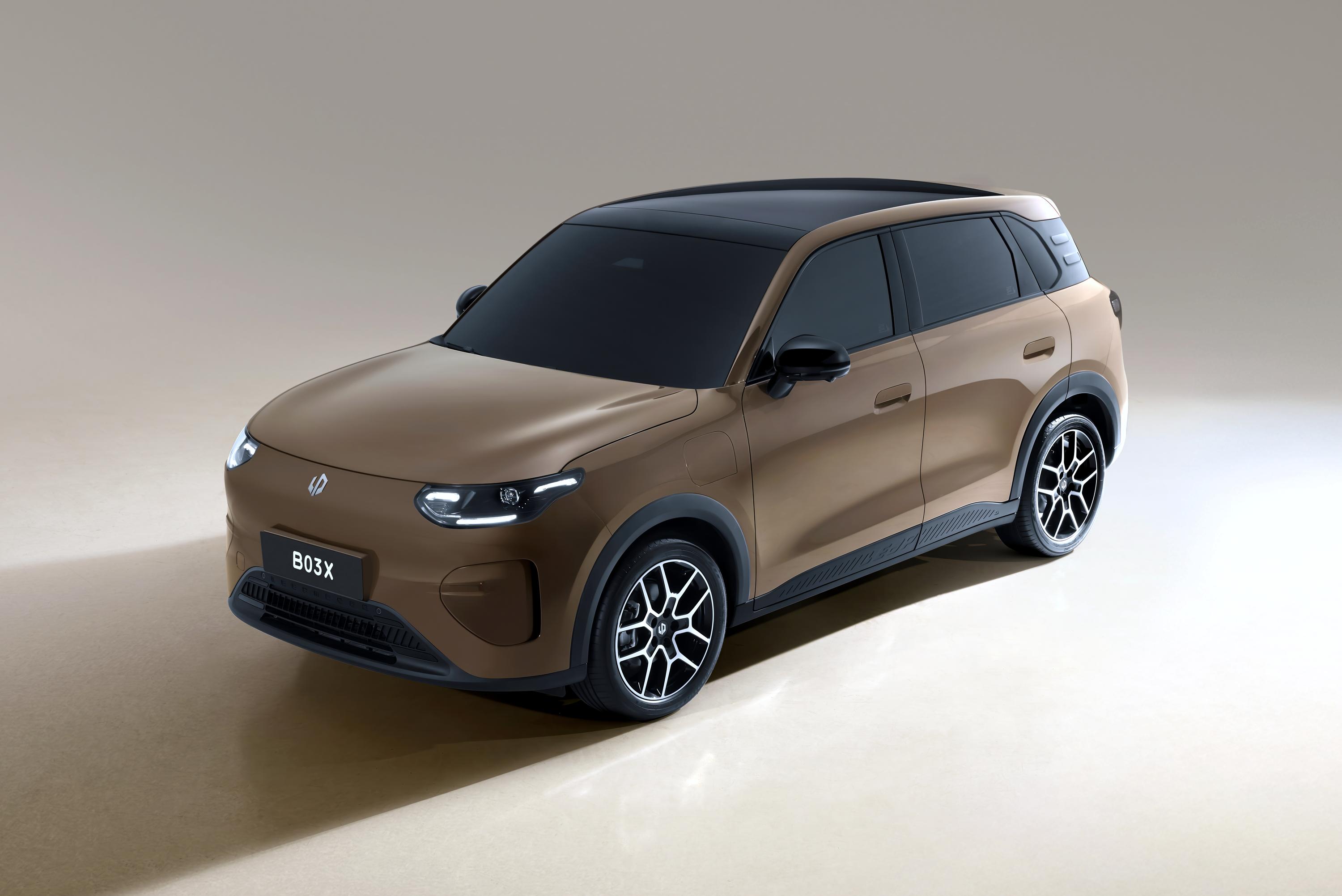SUV compacto marrom-claro com teto e detalhes pretos, visto de cima e da frente, com faróis acesos e placa B03X