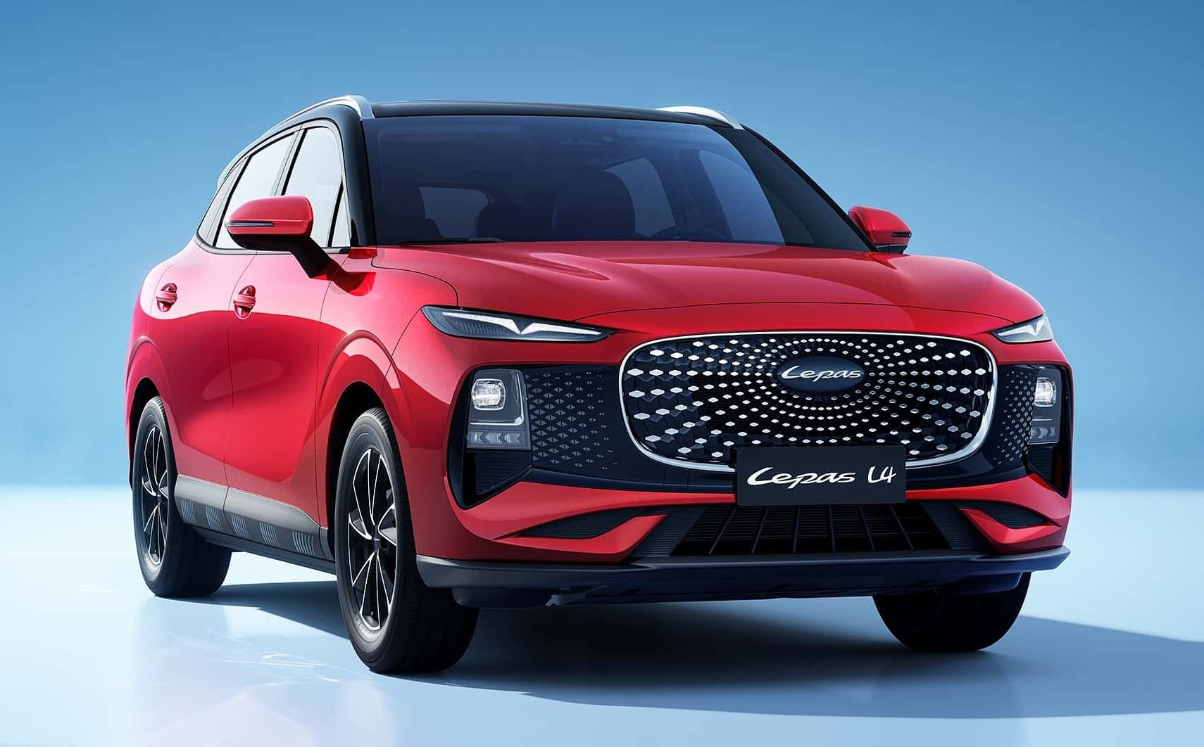 SUV vermelho brilhante, modelo Cepas U4, com teto preto e detalhes cromados na grade frontal, estacionado em um estúdio com fundo azul claro e reflexo no chão