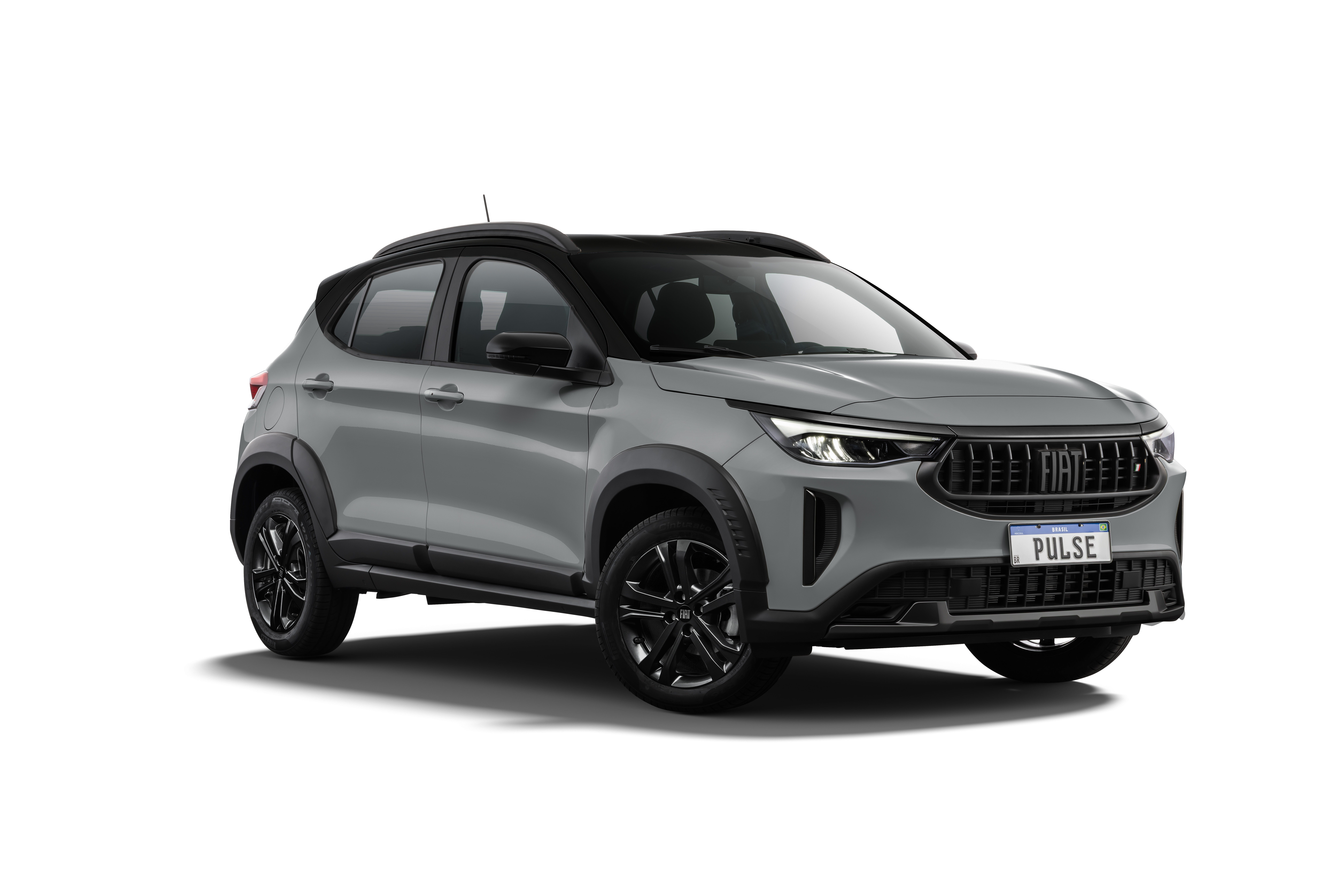 SUV Fiat Pulse cinza claro com teto preto, rodas pretas e detalhes em plástico preto nas caixas de roda e laterais, visto de frente e levemente de lado, com a placa PULSE