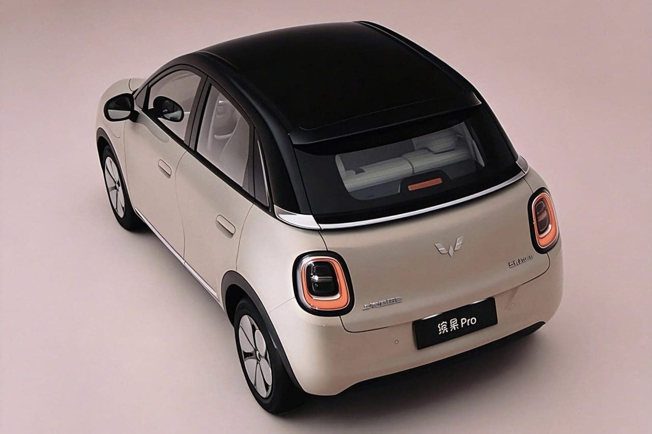 Carro compacto bege com teto preto, visto de cima e traseira, com lanternas ovais e placa traseira preta com texto branco 缤果 Pro