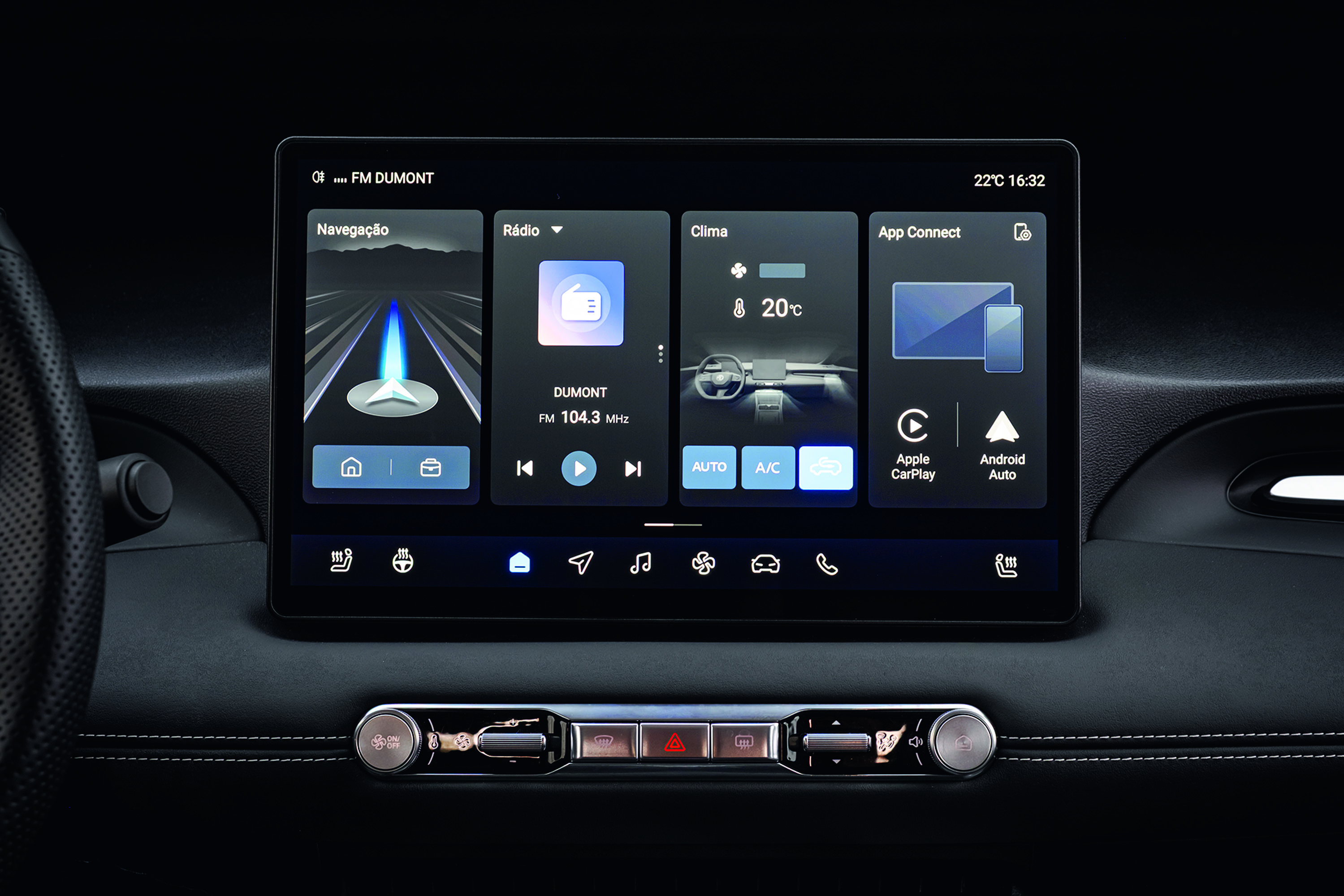 Painel de carro com tela multimídia exibindo navegação, rádio FM DUMONT 104.3 MHz, clima a 20°C e conexão Apple CarPlay/Android Auto. Abaixo, botões físicos de controle de temperatura e volume.