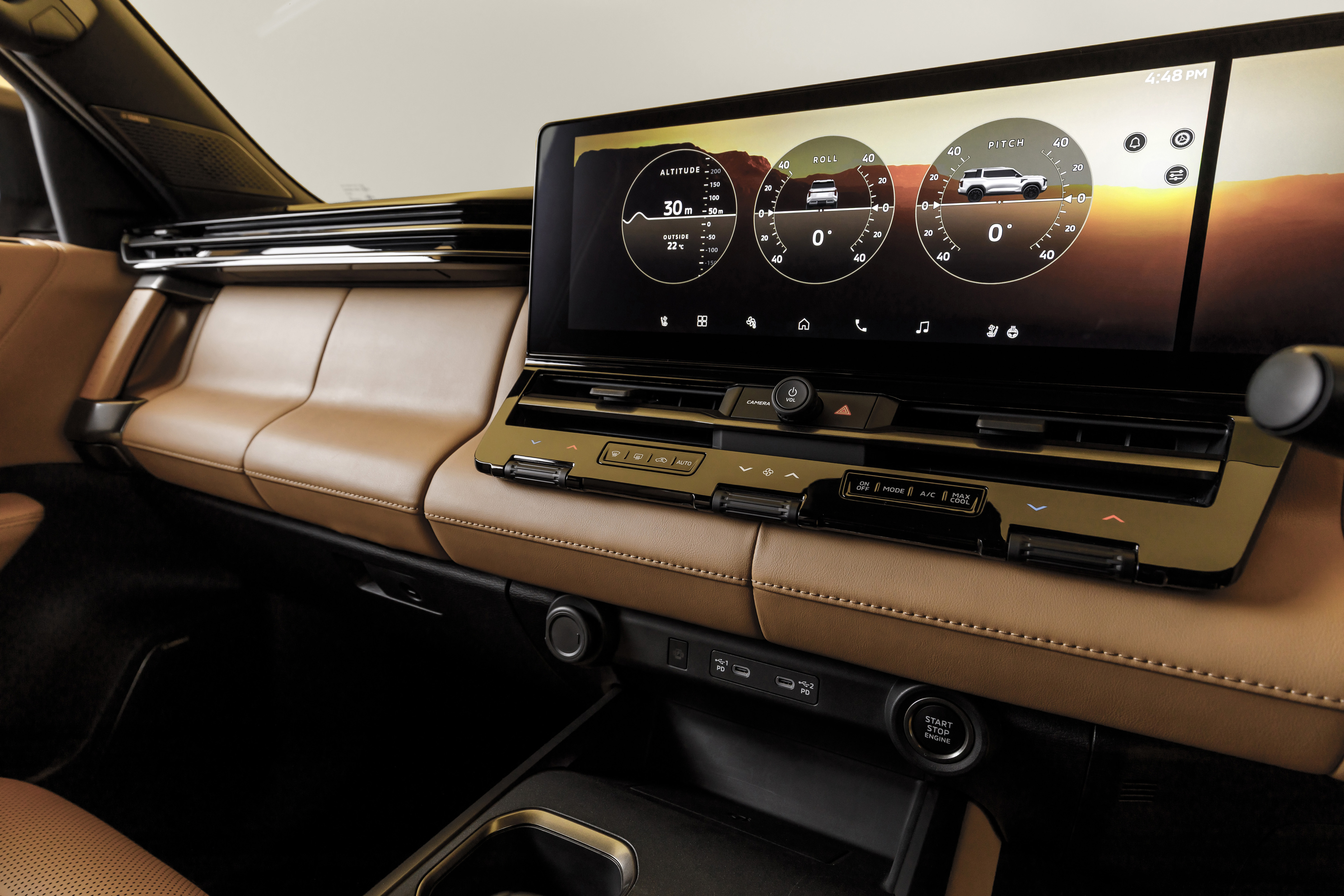 Interior de um carro moderno com painel em couro marrom e tela multimídia exibindo informações de altitude e inclinação do veículo, com um SUV branco em destaque