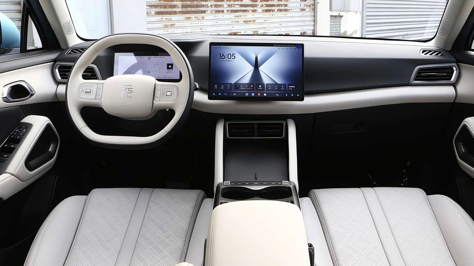 Interior de carro moderno com volante branco, tela multimídia grande exibindo 16:05 e imagem abstrata, e bancos cinza claro com textura geométrica