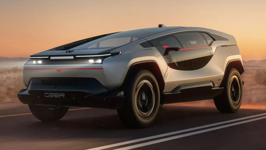 Carro conceito CEER cinza-claro com design futurista e linhas retas, faróis e barra de LED acesos, detalhes em vermelho, rodando em uma estrada ao pôr do sol