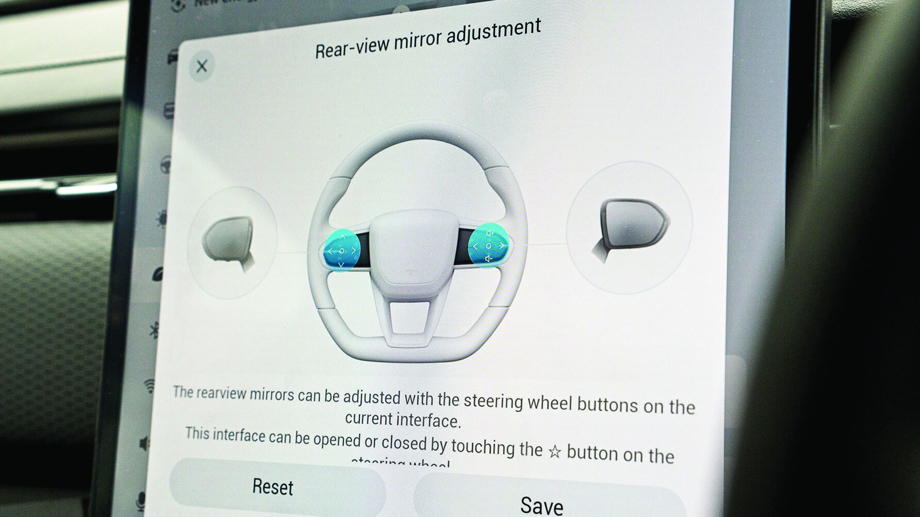 Tela de ajuste de espelhos retrovisores em um carro, mostrando um volante com botões azuis destacados e ícones de espelhos laterais, com opções de Reset e Save