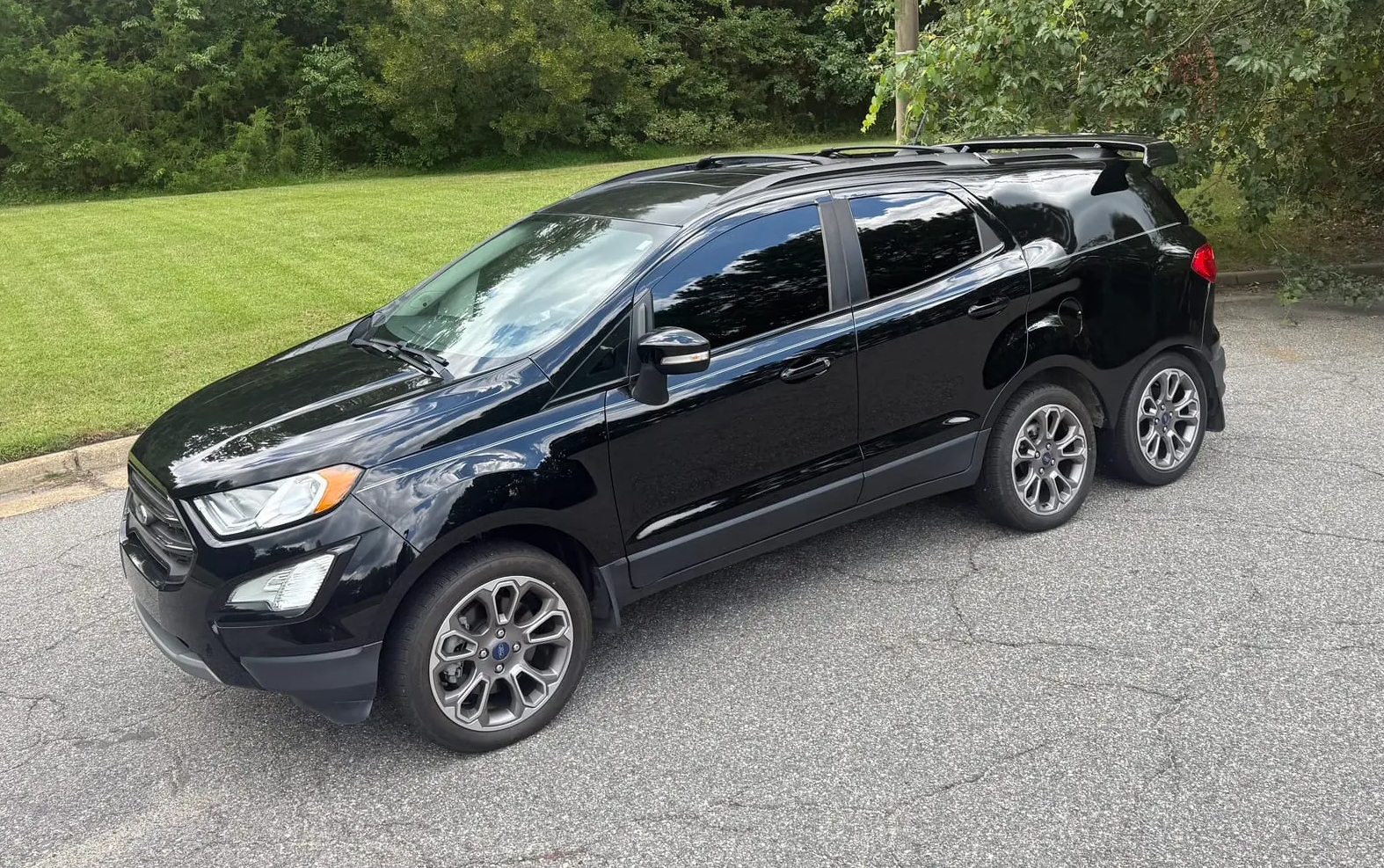 Ford EcoSport com seis rodas, alongamento e detalhes esportivos