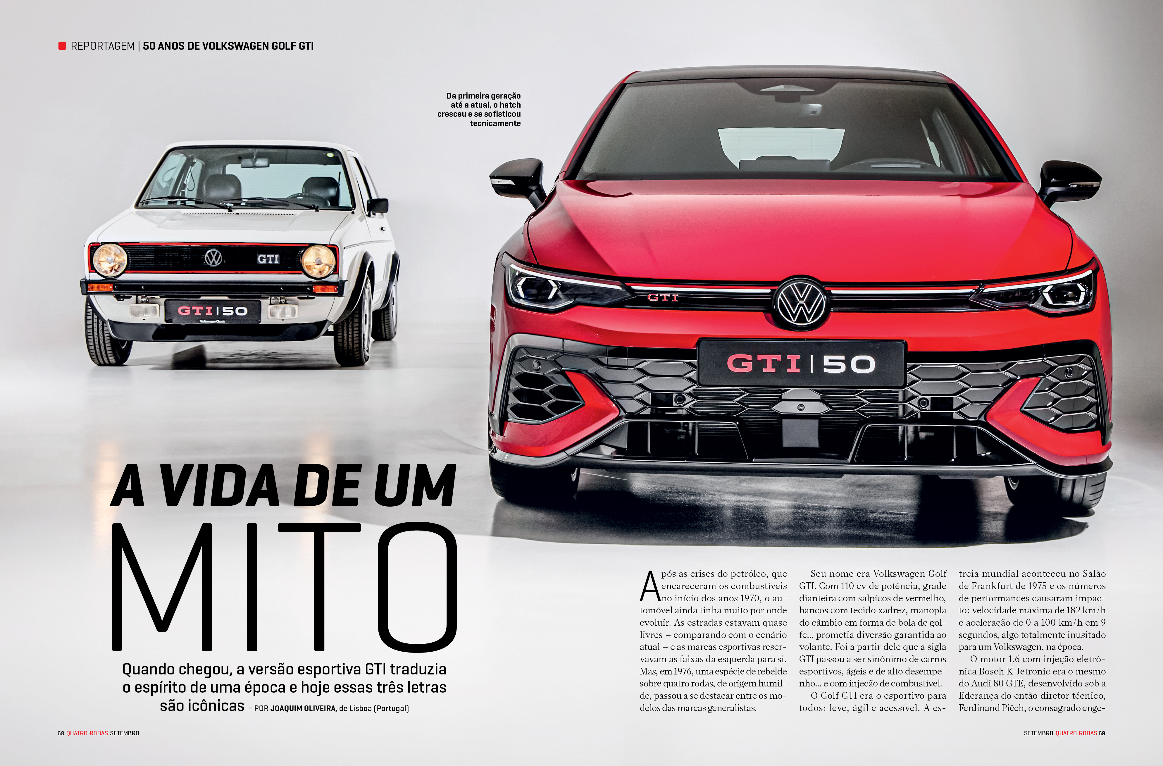 Dois carros Volkswagen Golf GTI, um modelo antigo branco à esquerda e um moderno vermelho à direita, em um estúdio branco. O carro vermelho tem a placa GTI 50