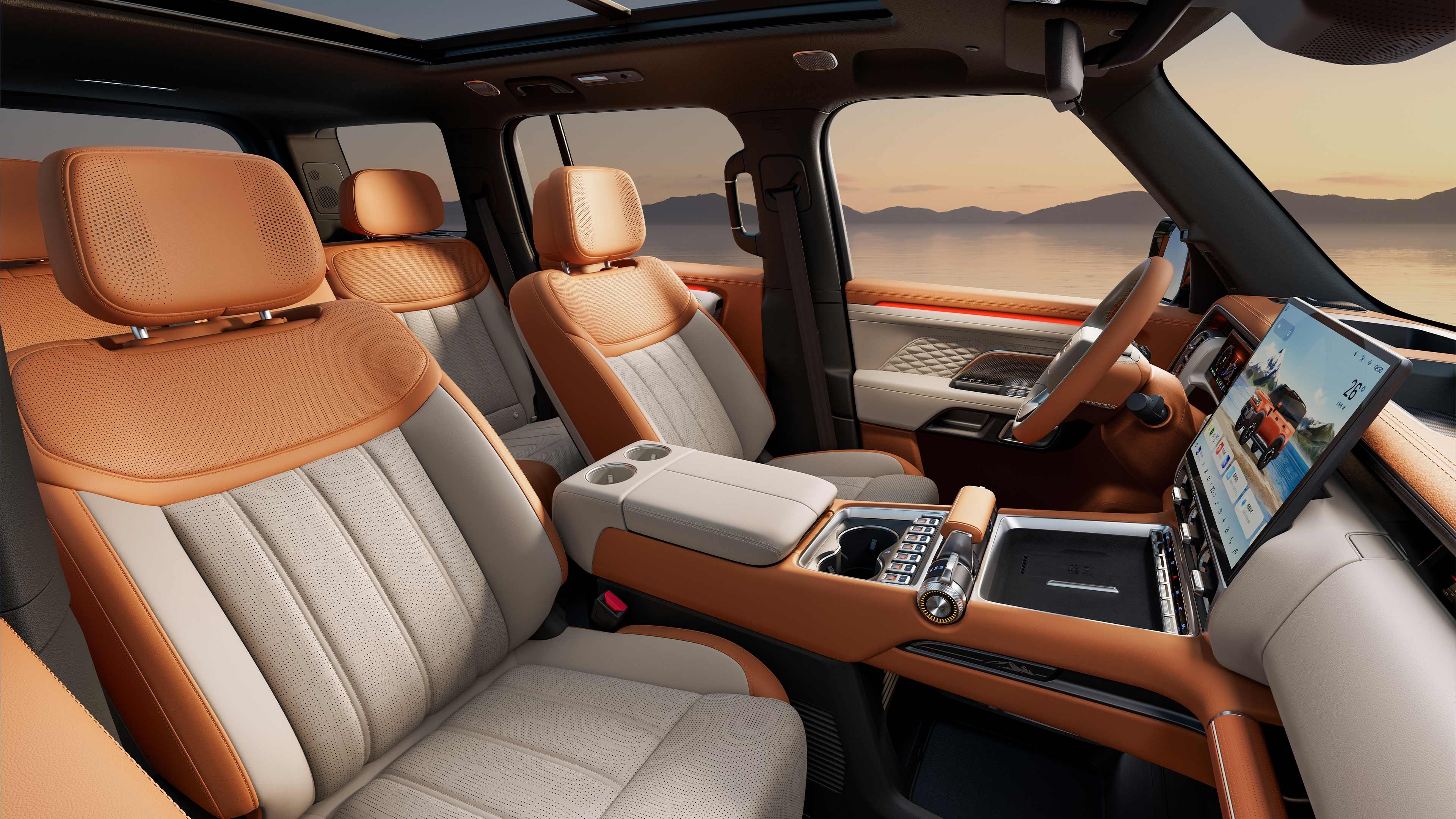 Interior luxuoso de um carro, com bancos de couro marrom e bege, console central com porta-copos e tela multimídia grande exibindo um SUV laranja. Ao fundo, montanhas e um lago sob um céu claro.