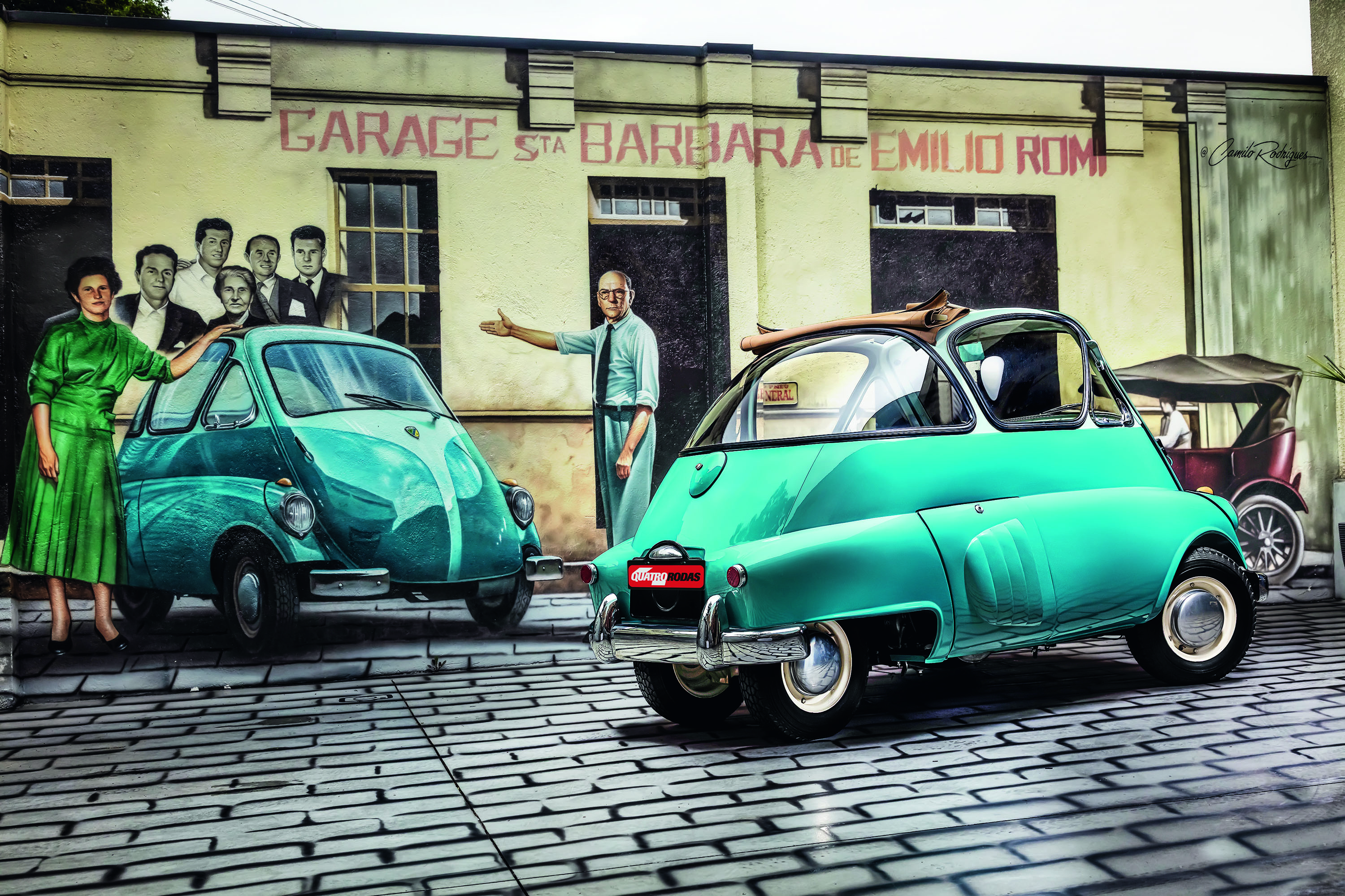 Mural de rua com dois carros antigos turquesa e figuras humanas em estilo retrô. À esquerda, uma mulher de vestido verde e cinco homens posam ao lado de um carro. À direita, um homem de camisa azul e gravata aponta para um segundo carro. Ao fundo, a fachada de um prédio com a inscrição GARAGE STA BARBARA DE EMILIO ROM e um carro vermelho antigo