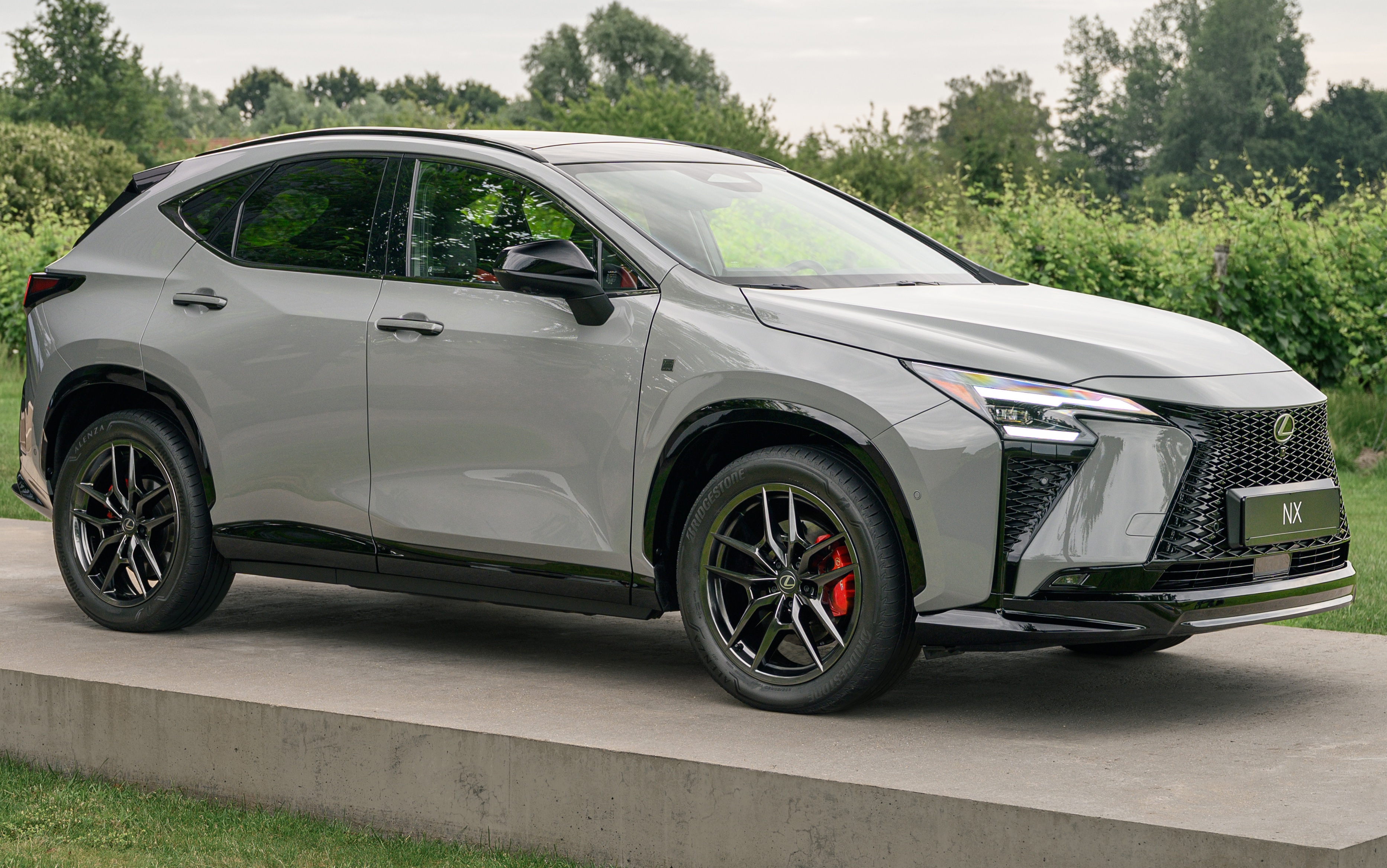 Novo Lexus NX fica mais potente e ganha opção de recarga rápida
