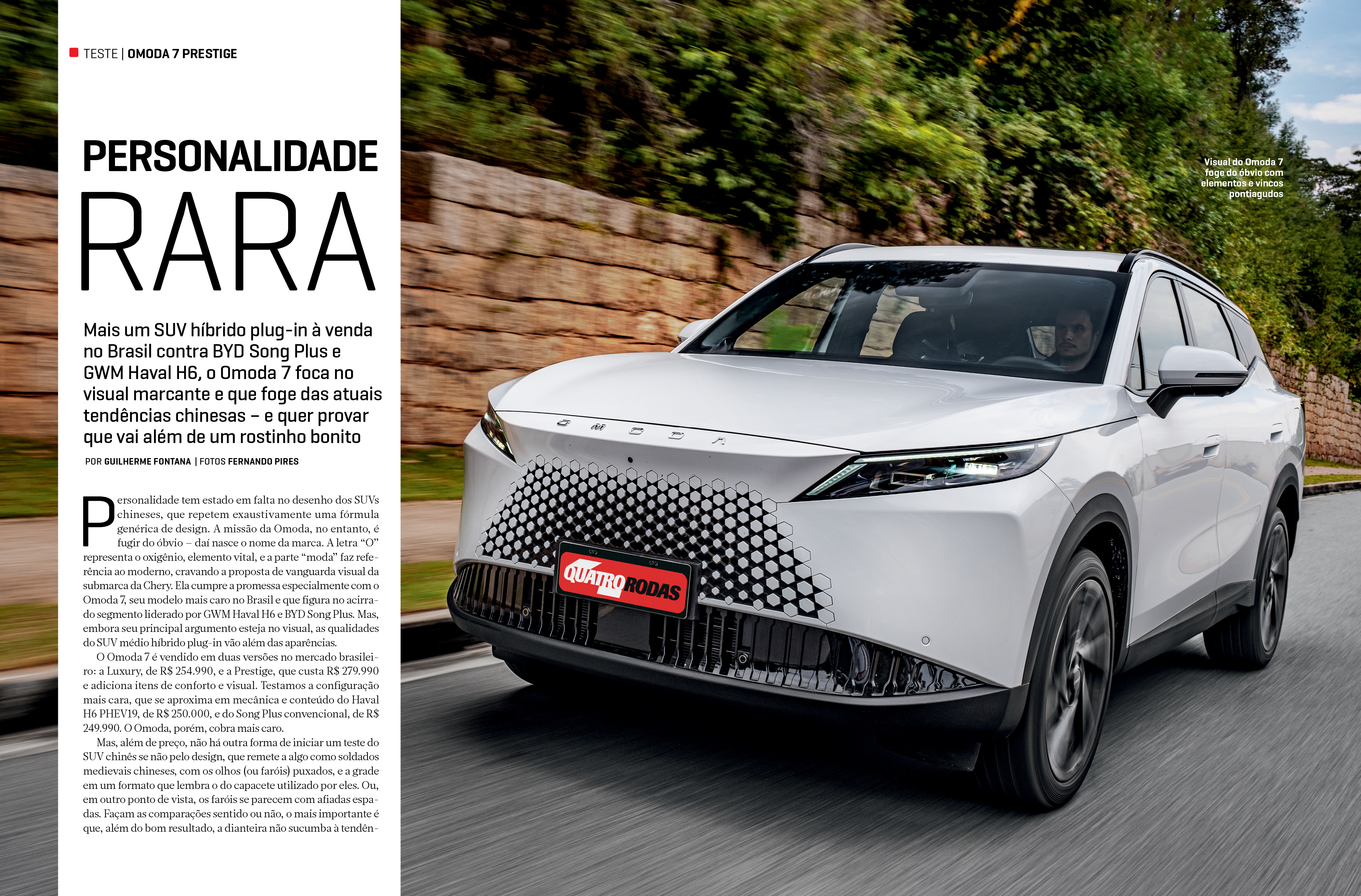 SUV Omoda 7 Prestige branco em movimento, visto de frente e lateral, com grade frontal de padrão hexagonal e placa Quatro Rodas vermelha. Ao fundo, um muro de pedra e vegetação verde, sob céu azul