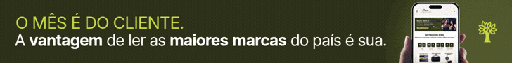 Banner promocional com fundo verde-escuro. À esquerda, texto em verde-limão O MÊS É DO CLIENTE. e em branco A vantagem de ler as maiores marcas do país é sua.. À direita, uma mão segura um smartphone exibindo um portal de notícias com uma árvore estilizada em verde-limão ao lado