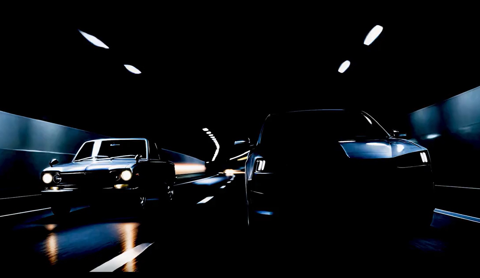 Dois carros, um clássico e um moderno, trafegam em um túnel escuro. O carro clássico, à esquerda, tem faróis acesos e reflete luz no asfalto. O carro moderno, à direita, está quase todo na sombra, com apenas a luz diurna visível. As paredes do túnel são iluminadas por luzes brancas no teto, criando um contraste dramático