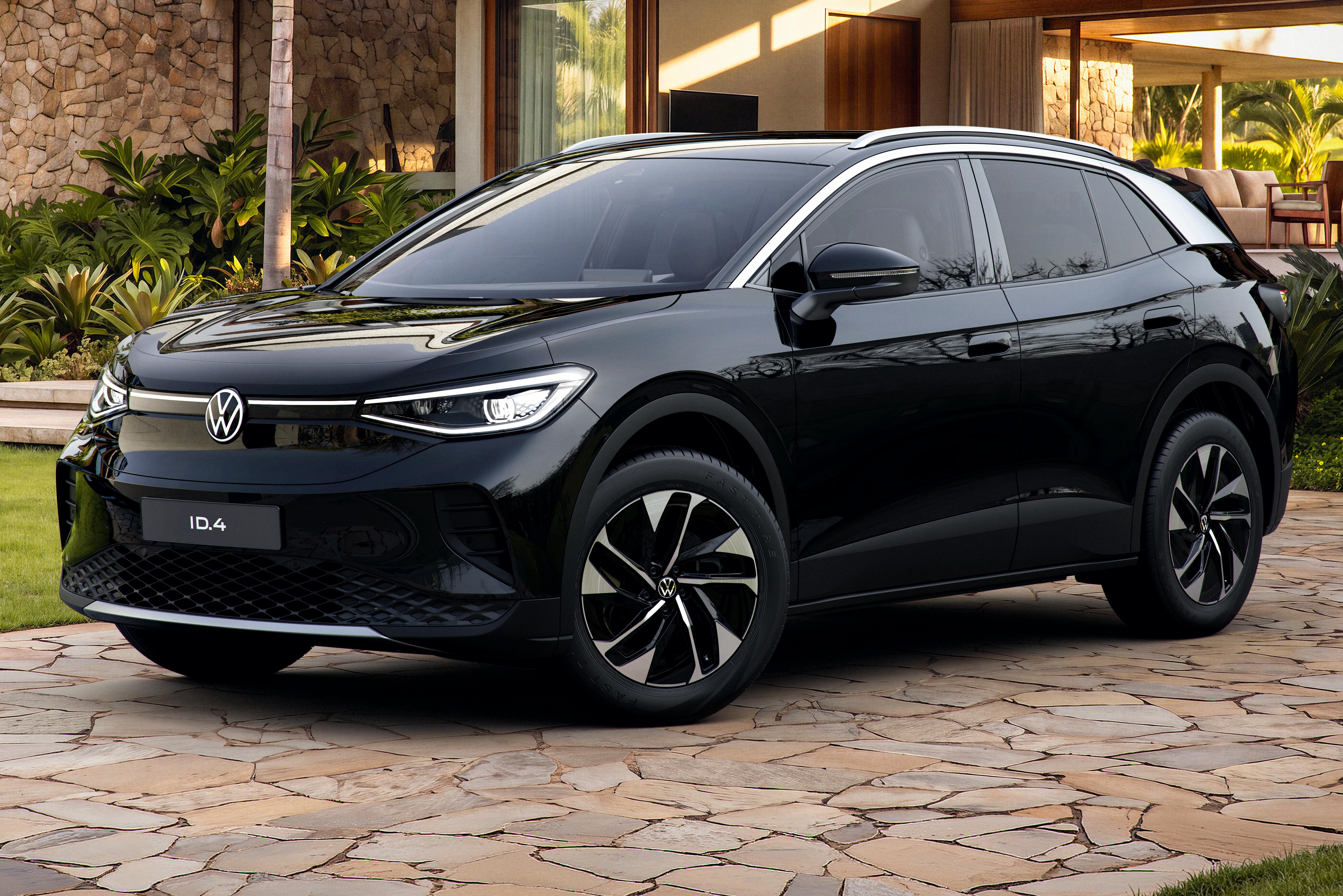 SUV elétrico Volkswagen ID.4 preto, estacionado em uma calçada de pedras claras, com uma casa moderna e plantas verdes ao fundo