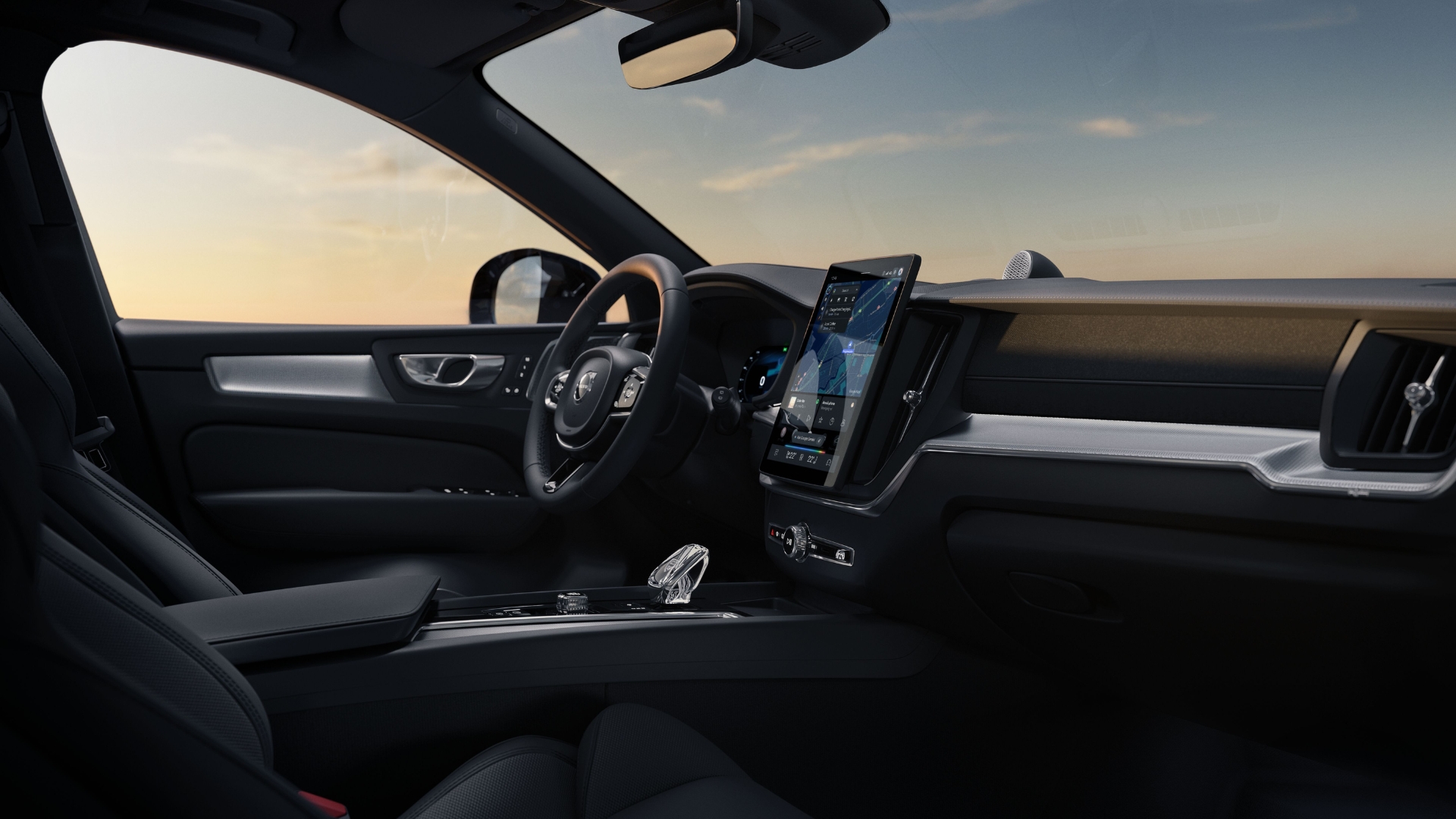 Interior de um carro moderno com bancos de couro escuro, volante multifuncional e uma tela vertical no painel. Detalhes em metal escovado e o céu claro com tons alaranjados visível pela janela