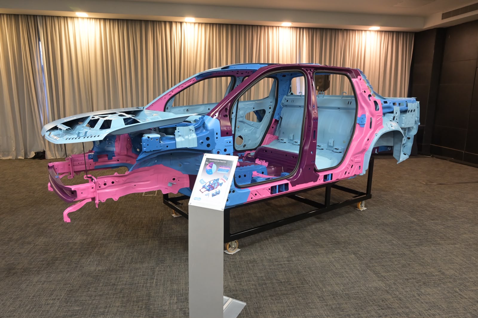 Imagem da Volkswagen Tukan com destaque para sua estrutura metálica na premiação SAE Brasil 2026