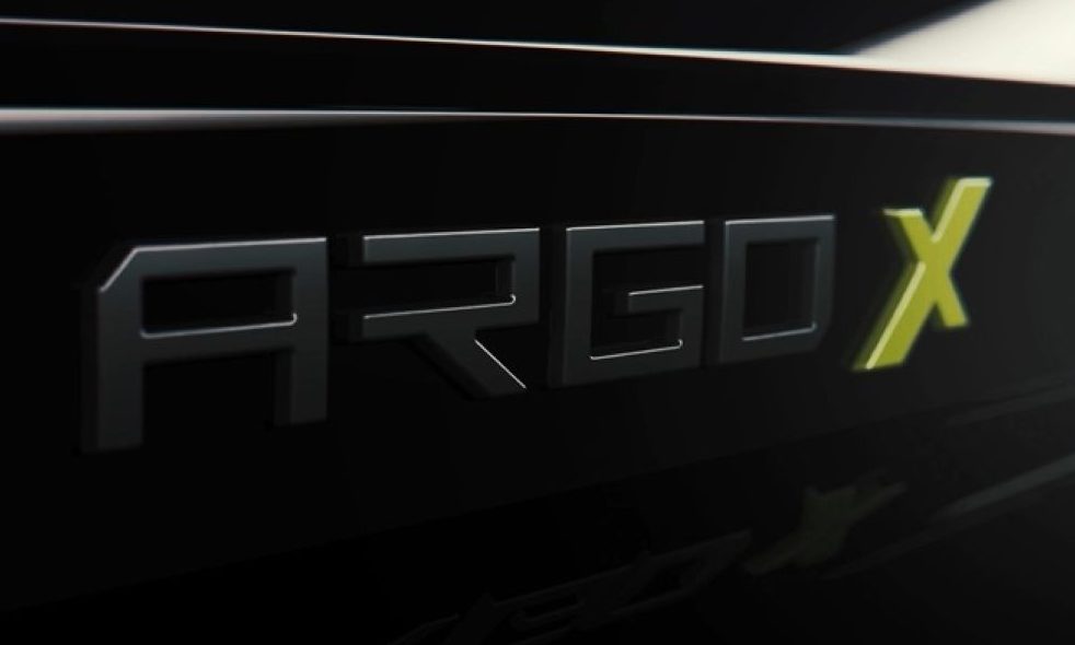 Emblema ARGO X em relevo no canto inferior direito de uma superfície preta brilhante. As letras ARGO são cinza escuro, e o X é amarelo vibrante.