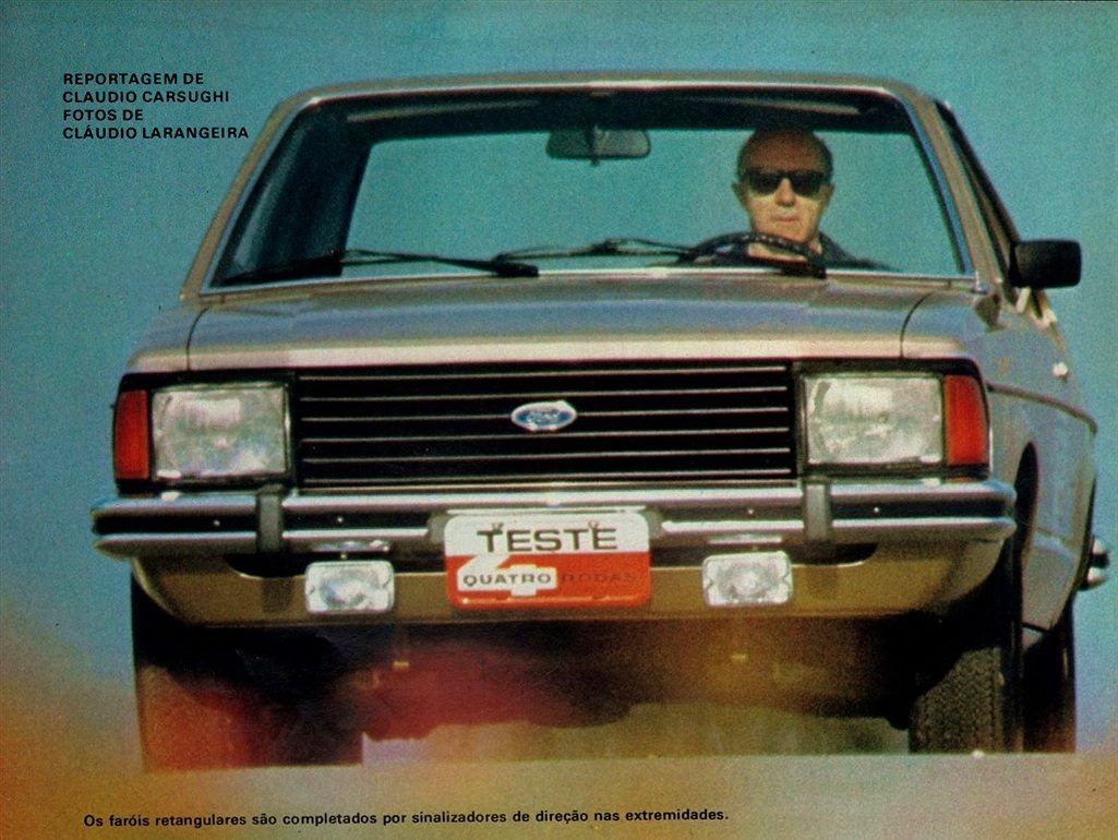 Carro Ford Corcel II bege claro, visto de frente, com um homem de óculos escuros ao volante. A placa frontal exibe TESTE QUATRO RODAS. Abaixo, o título CORCEL II: ECONOMIA em letras grandes.