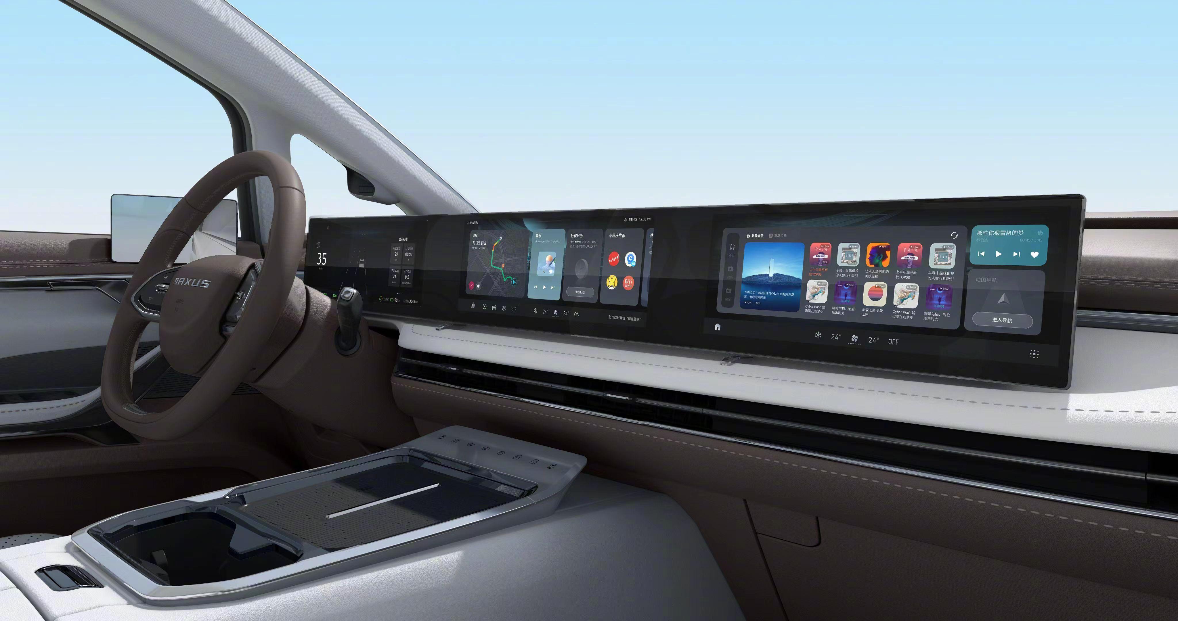 Interior de um carro moderno com painel digital que se estende por toda a largura, exibindo mapas, aplicativos e informações. O volante marrom está à esquerda, e um console central com carregador sem fio está visível. O céu azul claro é visto através do para-brisa.