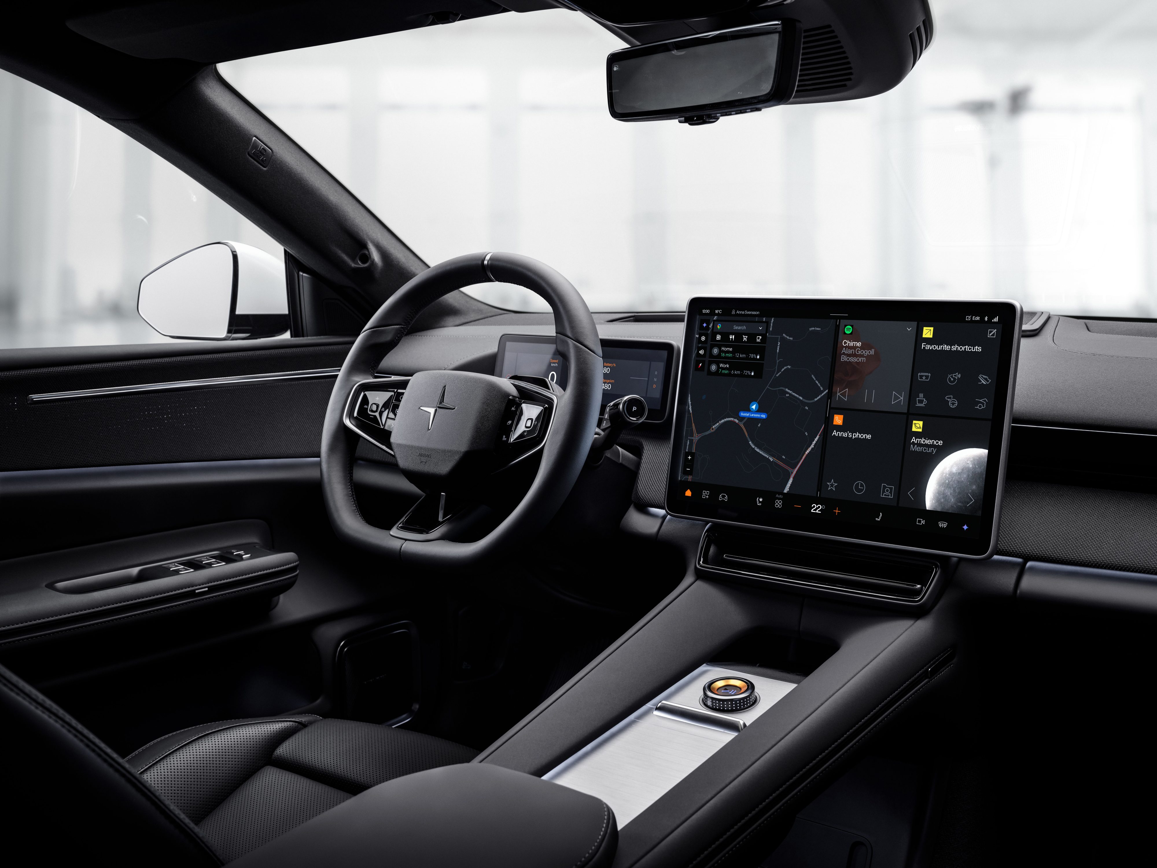Interior de um carro moderno com acabamento escuro, mostrando o volante com o logo Polestar, painel digital e uma tela multimídia vertical exibindo um mapa e aplicativos