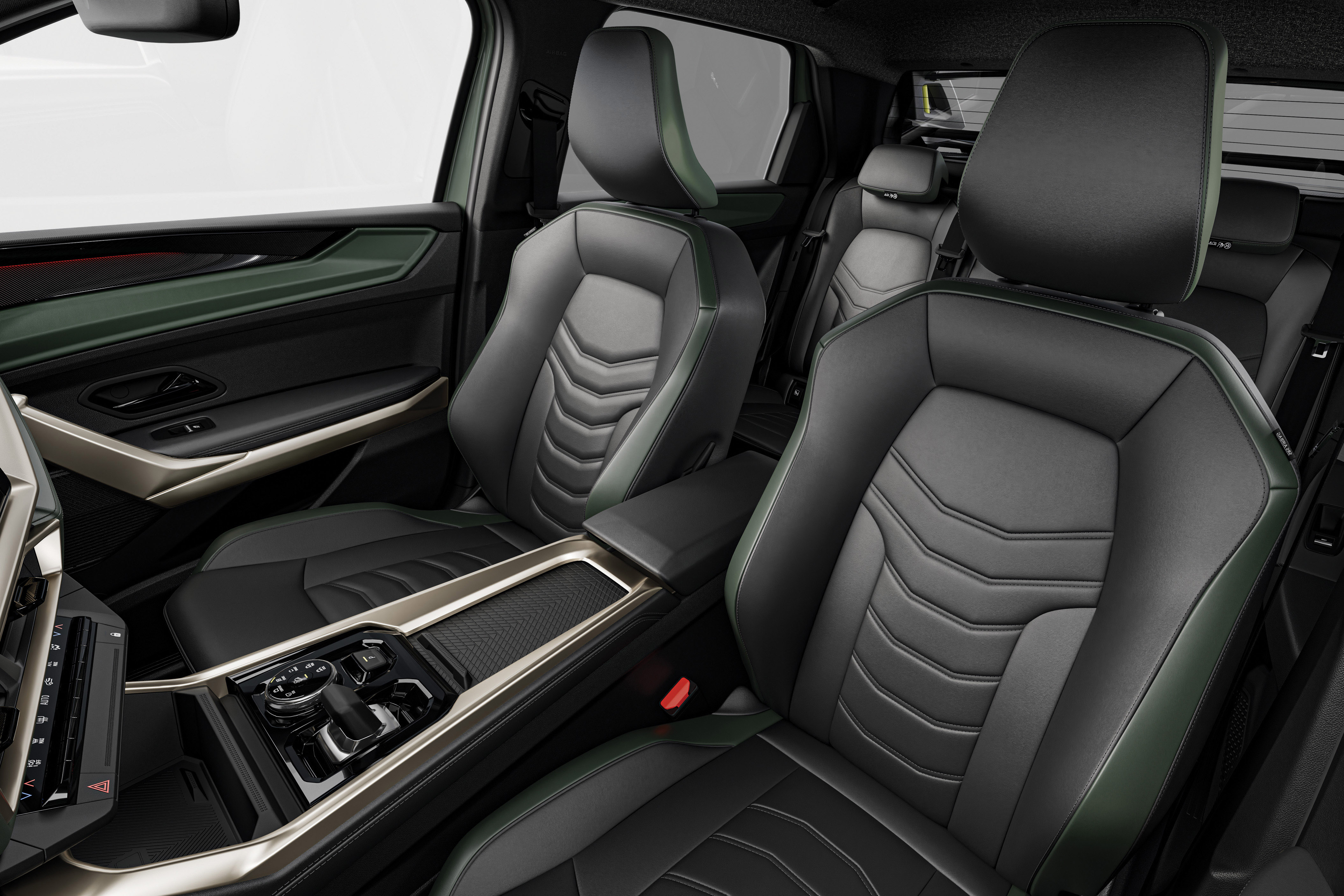 Interior de um carro com bancos de couro preto e detalhes em verde escuro. O console central tem acabamento prateado e preto, com seletor de marchas e botões. A porta do motorista, à esquerda, também possui detalhes em verde e prateado. Os bancos traseiros são visíveis ao fundo