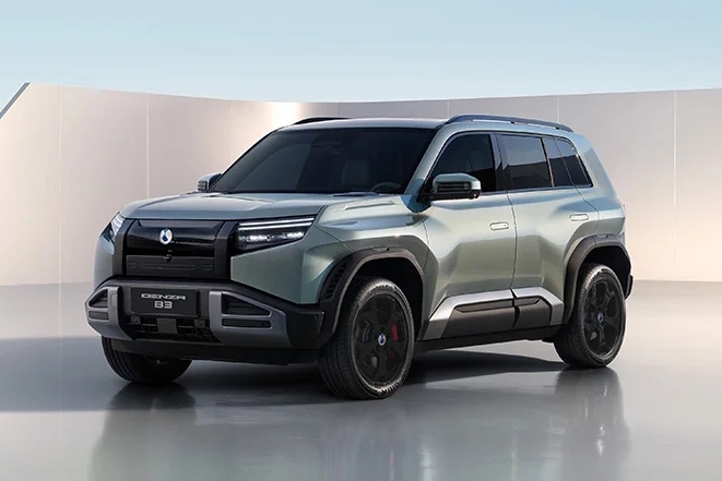 SUV Denza N8 cinza-esverdeado, com design robusto e moderno, faróis em LED horizontais, grade frontal preta e rodas escuras, estacionado em um ambiente minimalista com paredes brancas e piso cinza brilhante