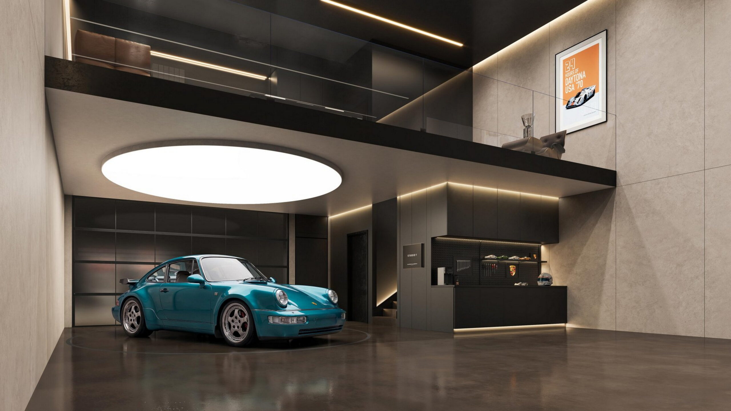 Garagem moderna com um carro esportivo azul-turquesa estacionado sob uma luminária circular no teto. Acima, um mezanino com guarda-corpo de vidro e um sofá marrom. À direita, um balcão escuro com prateleiras iluminadas e um quadro na parede clara