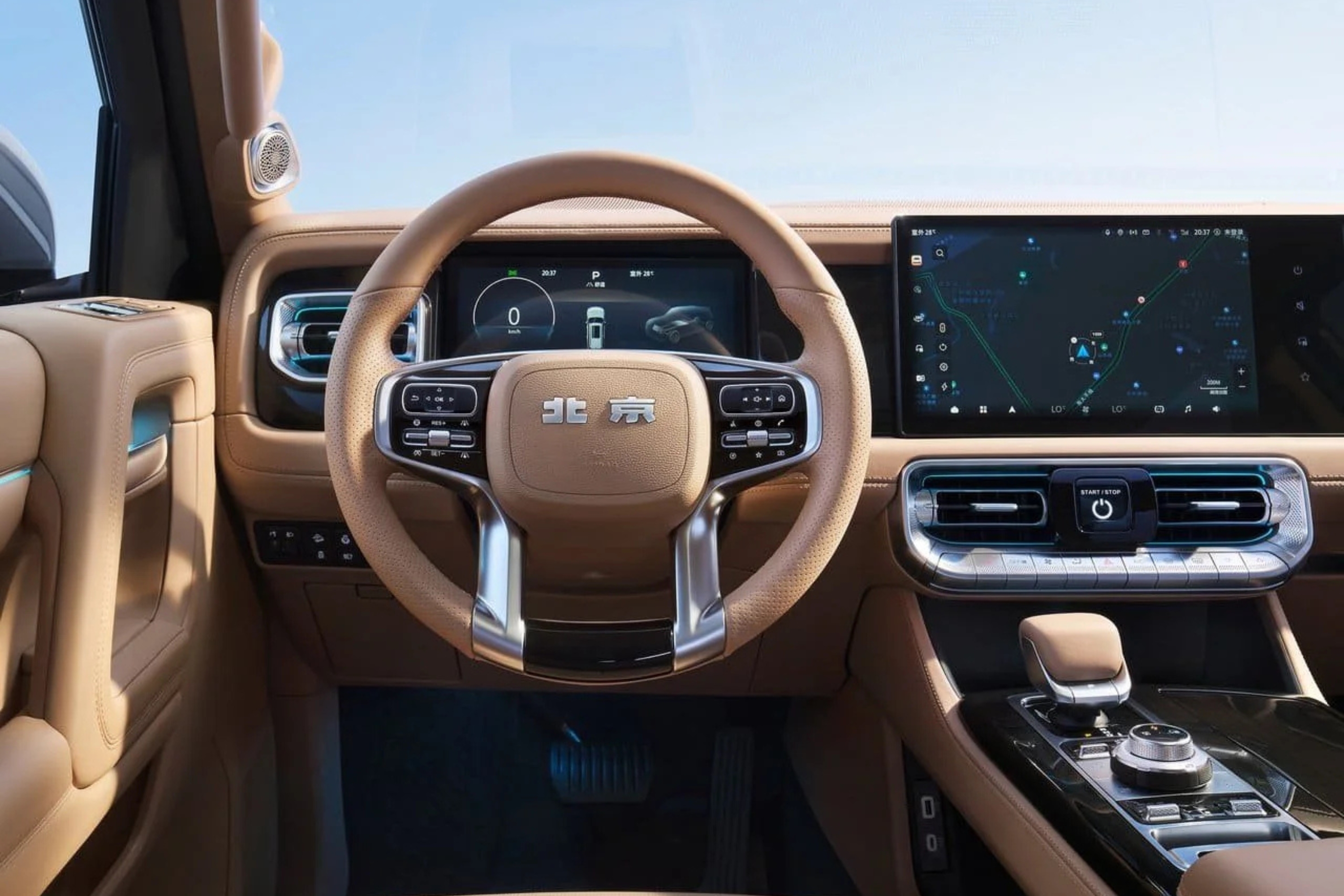 Interior de um carro moderno com acabamento em couro bege, volante com o logotipo 北京, painel digital exibindo velocímetro e um mapa de navegação, e detalhes cromados