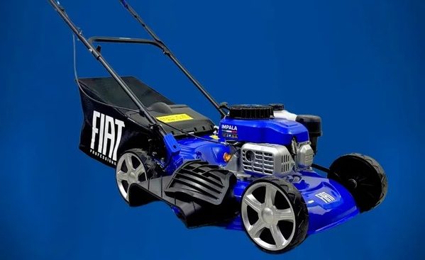 Fábrica de automóveis ao lado de plantas industriais de tecnologia e energia no Brasil