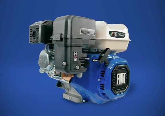 Motor estacionário Fiat Capo70 azul e preto, com tanque de combustível branco, sobre fundo azul liso. O motor tem detalhes em metal prateado e cobre, e o logo Fiat aparece em destaque