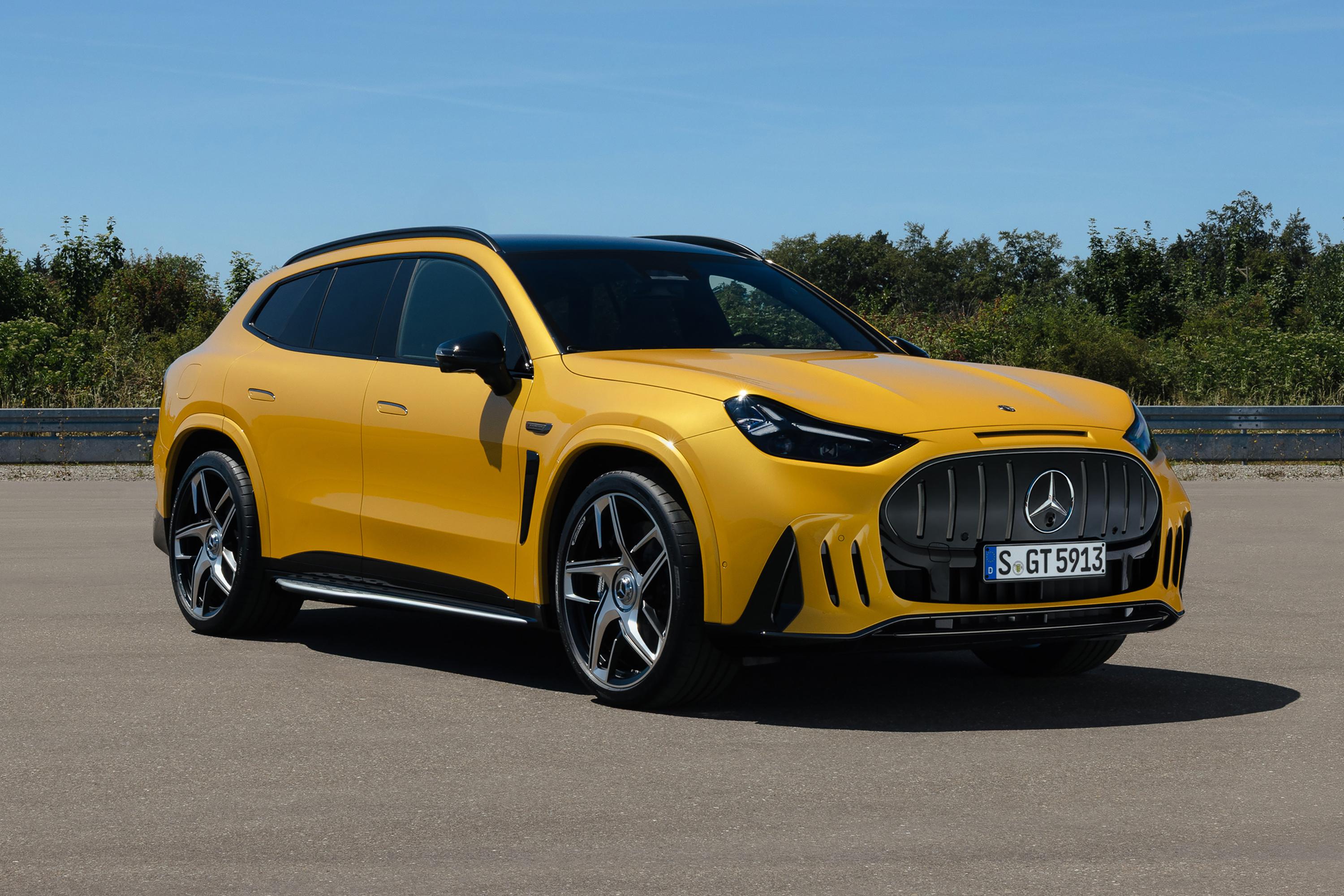 SUV Mercedes-Benz amarelo brilhante, com teto preto e rodas esportivas prateadas, estacionado em asfalto cinza sob céu azul claro, com vegetação ao fundo