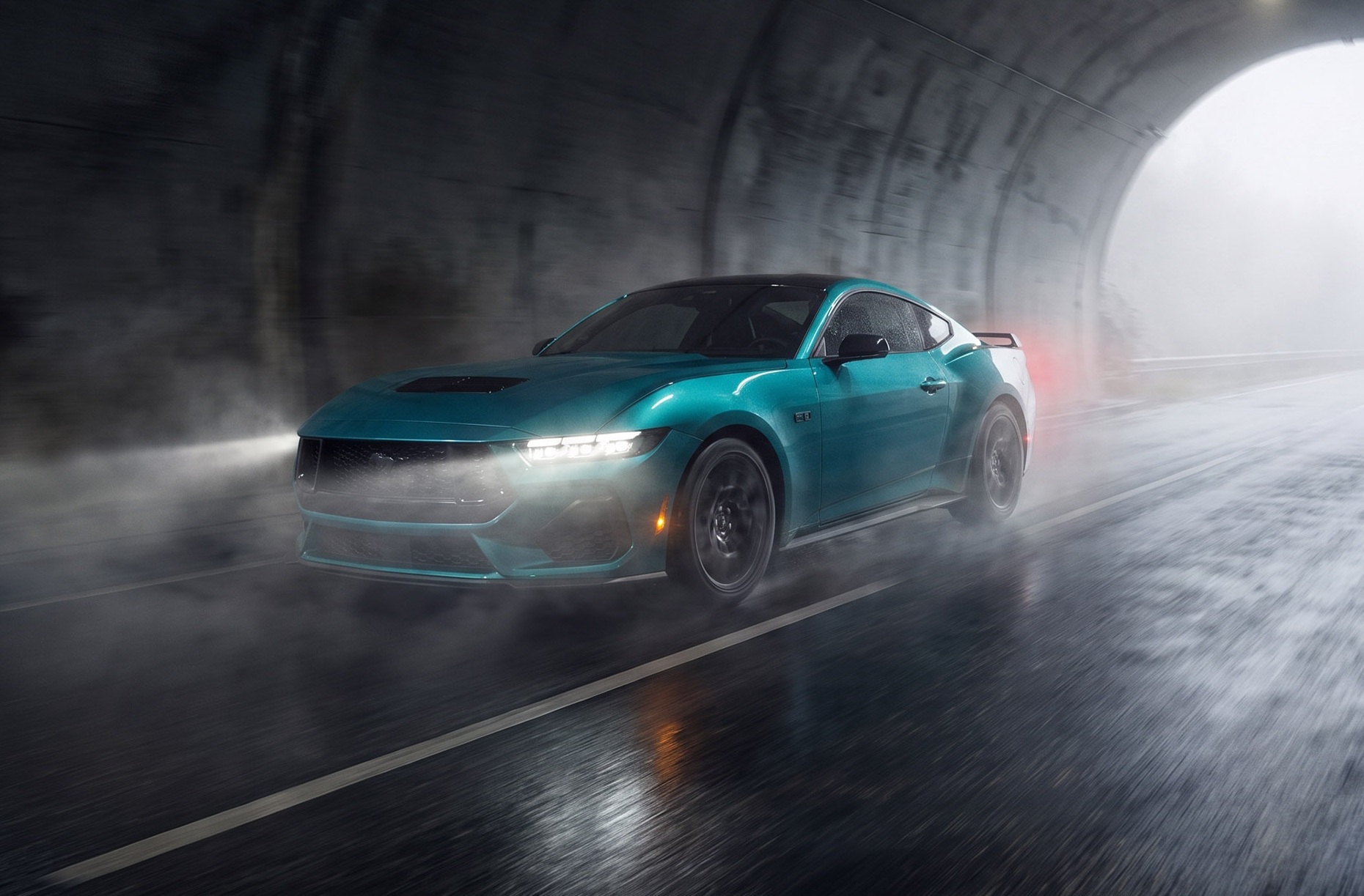 Carro esportivo azul-turquesa com faróis acesos e teto preto, dirigindo em alta velocidade por um túnel escuro e úmido, com névoa e reflexos na pista molhada