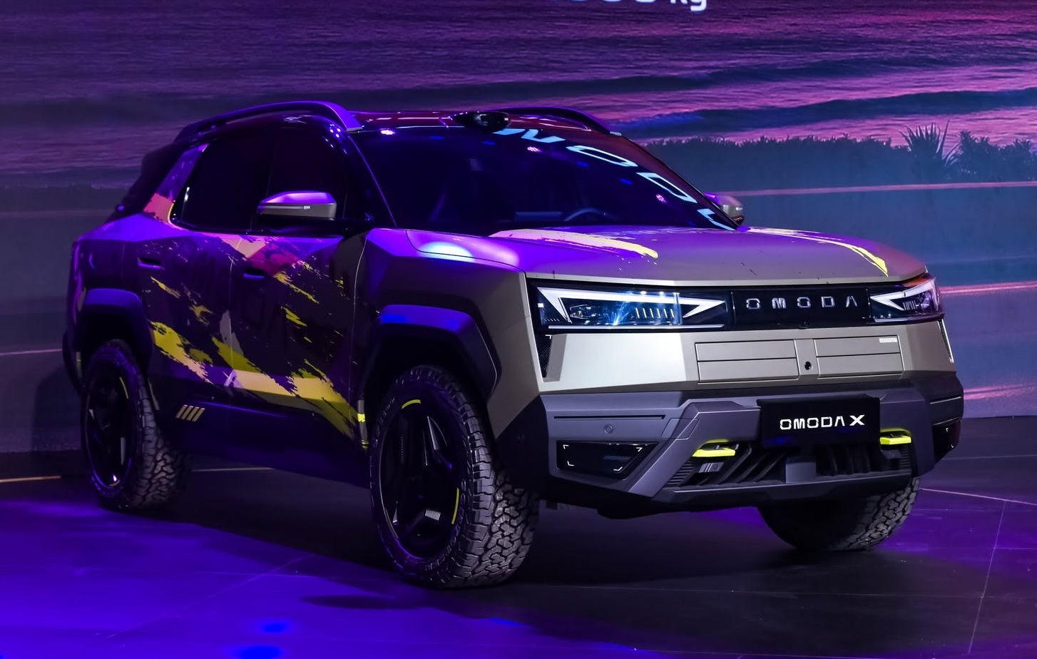 Carro conceito Omoda X, um SUV compacto com design futurista, pintura roxa e detalhes em amarelo, exibido sob iluminação azul e roxa em um palco