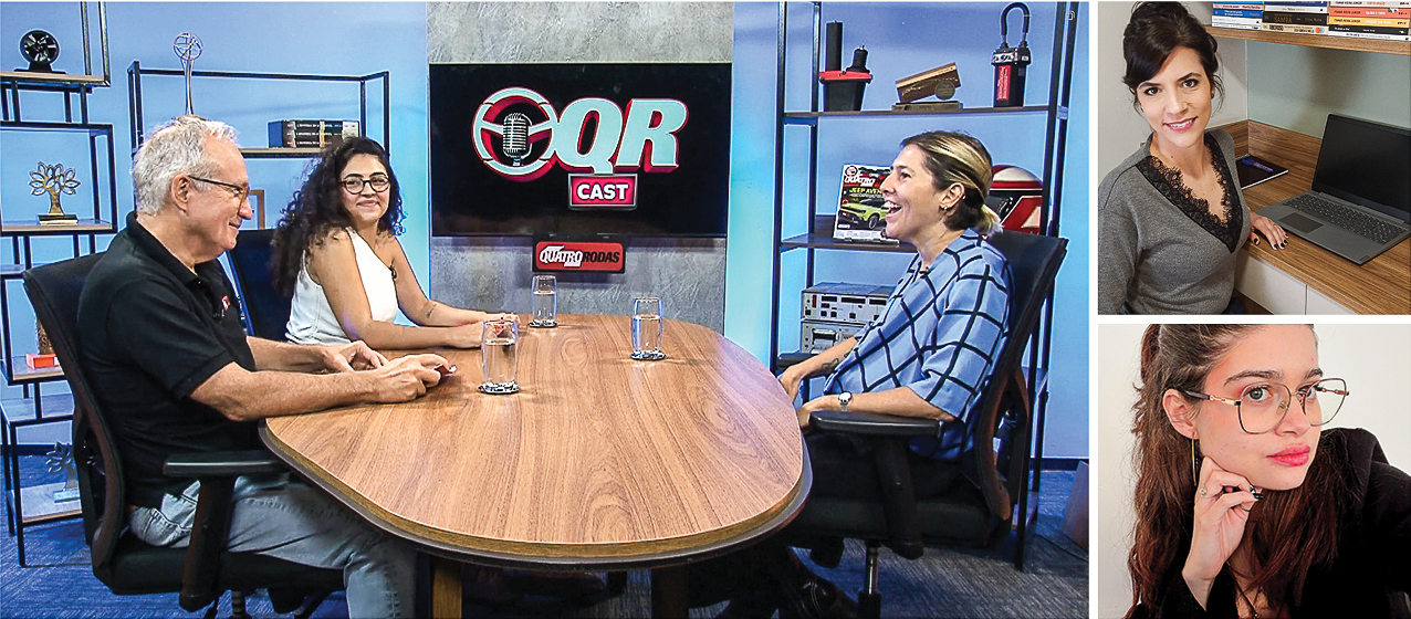 Três pessoas em um podcast: um homem de camisa polo preta e duas mulheres, uma de blusa branca e outra de camisa xadrez azul, sentadas em uma mesa de madeira com copos de água. Ao fundo, um monitor exibe o logo QR Cast. À direita, duas fotos de mulheres: uma sorrindo em uma mesa com notebook, e outra com óculos e cabelo preso