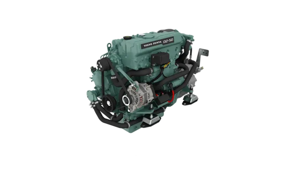 Motor marítimo Volvo Penta D2-50 verde-azulado, com mangueiras pretas e componentes metálicos prateados, em fundo branco