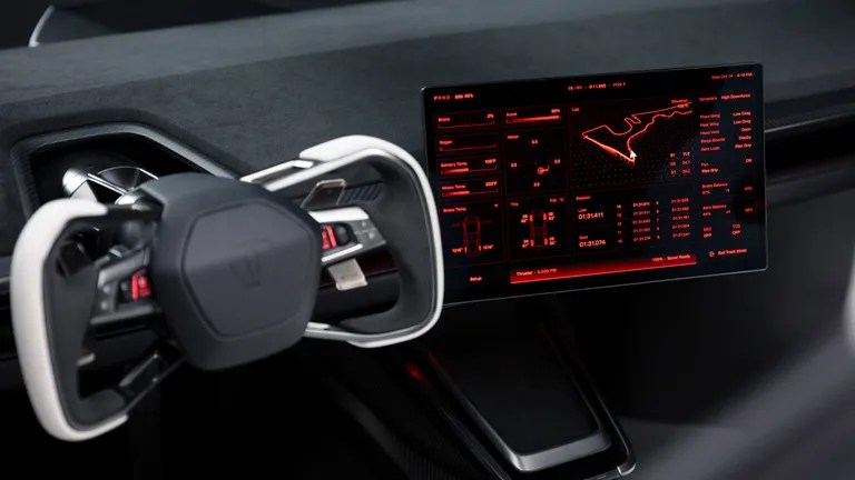Interior de carro futurista com volante de design incomum, preto e branco, e uma tela digital retangular exibindo um mapa de pista de corrida e dados de telemetria em tons de vermelho e preto